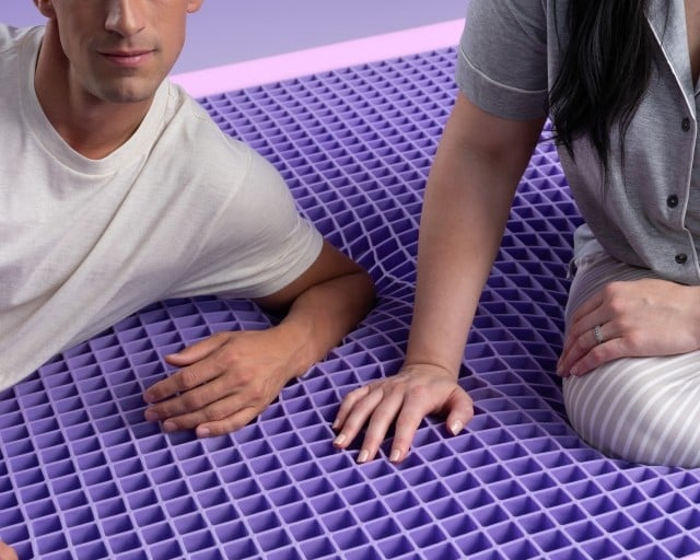 Couple on exposed gelflex grid